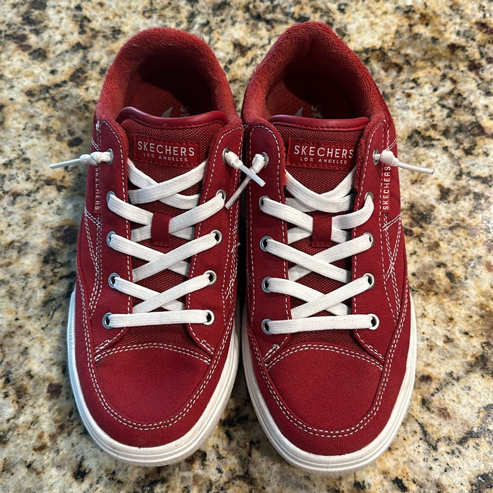 Sketchers women’s red Arch fit Arcade Arcata size 8
